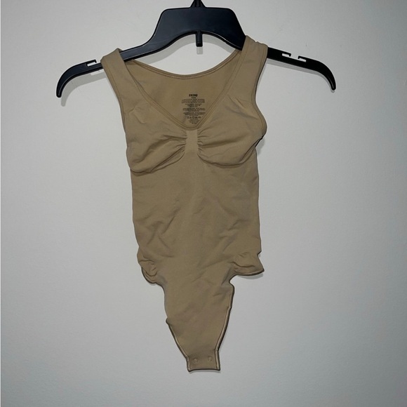 SKIMS SCOOP NECK THONG BODYSUIT CLAY medium